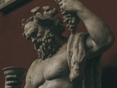 El origen mitológico del vino que fascina a la antigua Grecia