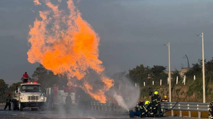 Accidente en Autopista México-Puebla Hoy: Así Quedó Pipa con Combustible por Volcadura