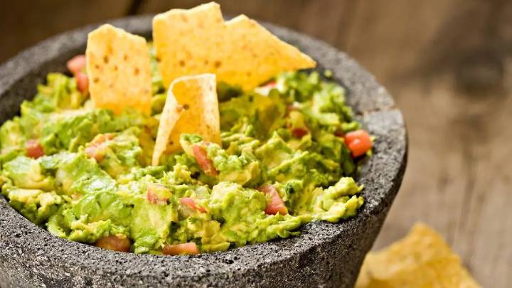 ¿Por qué el guacamole se pone negro y cómo mantenerlo súper verde?