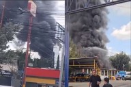 Video: Arde fábrica de pinturas en Los Reyes La Paz