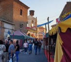 'Las vendimiadoras' o un simbólico pisado de uvas en la Feria Medieval del Vino en Montearagón