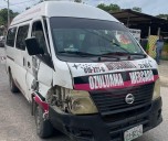 Conductor de Urvan pasajera impactó 2 carros e intentó huir