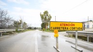 Alerta roja por lluvia: los bomberos auxilian a personas atrapadas en sus coches en la N