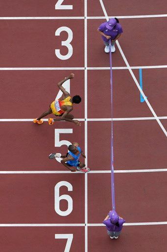 Marathon at worlds takes weird twists: a false start, a near wrong turn and, finally, a photo finish
