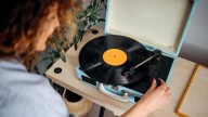 Tocadiscos de vinilo en Amazon: revive el sonido más auténtico con elegancia clásica y tecnología moderna al mejor precio