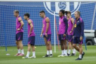 Hansi Flick culpa a De la Fuente de la lesión de Lamine, que no jugará ante el Valencia: "Se fue con dolores y le dieron analgésicos. Hay que cuidar a los jóvenes"