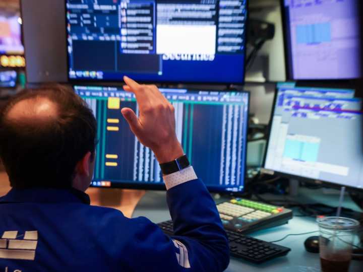 El dólar tras las elecciones llegó a $1.425 en los bancos, el riesgo país está en 1.100 y las acciones se hunden más 22% en Wall Street