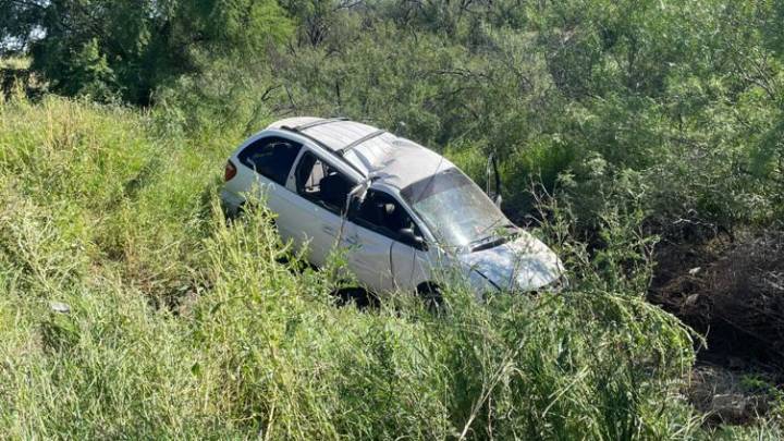 Vuelca mujer en carretera a Aldama; intento esquivar animal