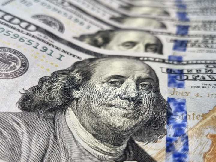 El dólar oficial se dispara a $1390 tras las elecciones en Corrientes y bate un nuevo récord