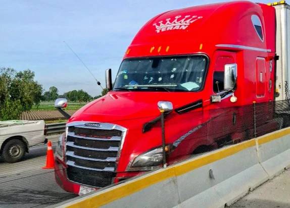 Asesinan a balazos a tráilero en asalto en autopista Puebla