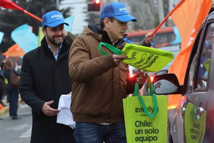 Alcaldes de Chile Vamos se despliegan en las calles al inicio de la propaganda electoral