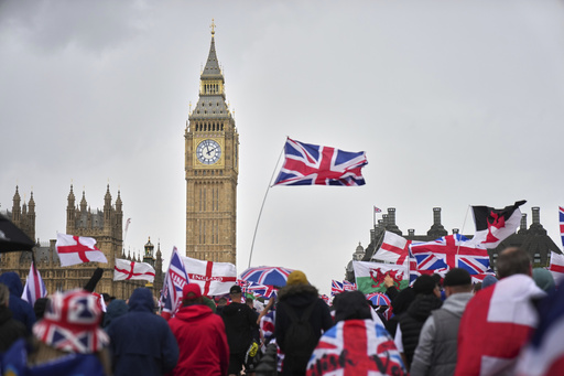 Marcha convocada por la extrema derecha en Londres termina en enfrentamientos con la policía