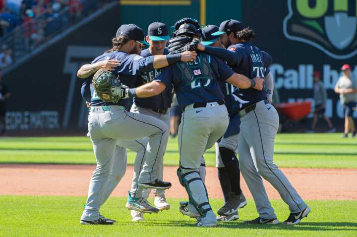 Mariners snap seven-game road skid with 4