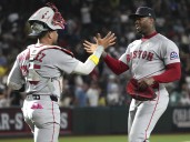 Aroldis Chapman a la mesa de Kimbrel y Wakefield en Boston