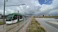 Un autobús se estrella contra el metro en Granada