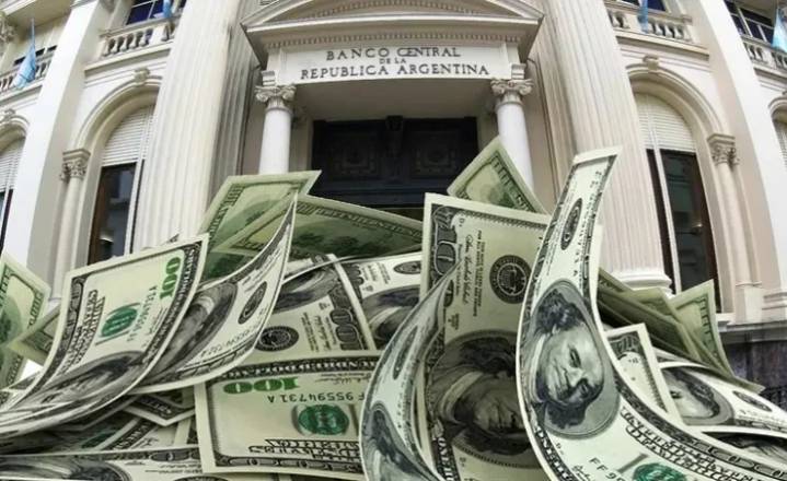 El Banco Central vendió otros US$678 millones, el dólar llegó a $1.515 y el riesgo país pasó los 1.500 puntos