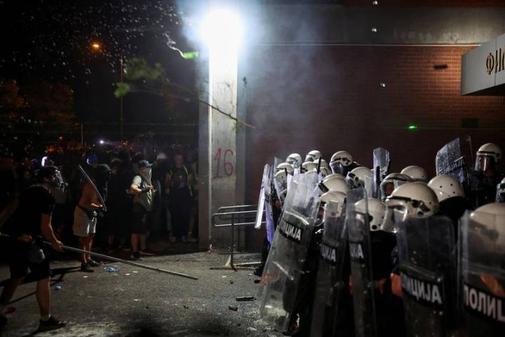 Serbian police use teargas to disperse anti
