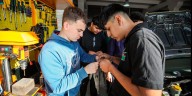 El joven de 19 años que de niño jugaba con autitos y ahora diseña el primer prototipo argentino de un monoplaza de carrera eléctrico