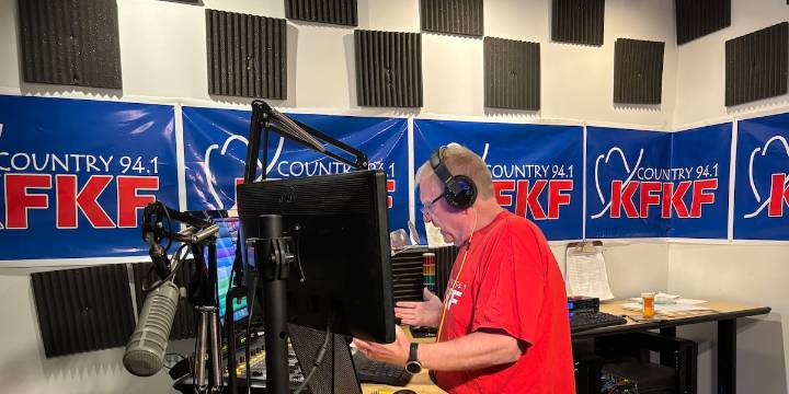 Chiefs PA announcer steps down over 3rd down call after 16 years