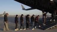 Arriba el primer avión con argentinos deportados por Trump