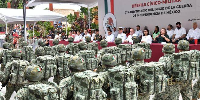 Festejan Desfile Cívico Militar familias tabasqueñas, reconociendo el valor y la disciplina de las fuerzas encargadas de la paz en la entidad