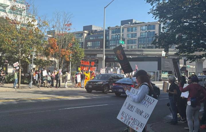 At Seattle rally for Jimmy Kimmel, protesters see free speech in peril