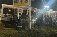 Una fallecida y cuatro lesionados tras choque de buseta y camioneta en la Troncal 9