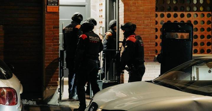 Nuevo operativo policial contra los pisos donde guardan y revenden tu móvil robado