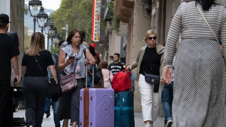 ¿Ha triunfado la turismofobia? El 'Mirror' dice que los turistas han abandonado ciudades como Barcelona