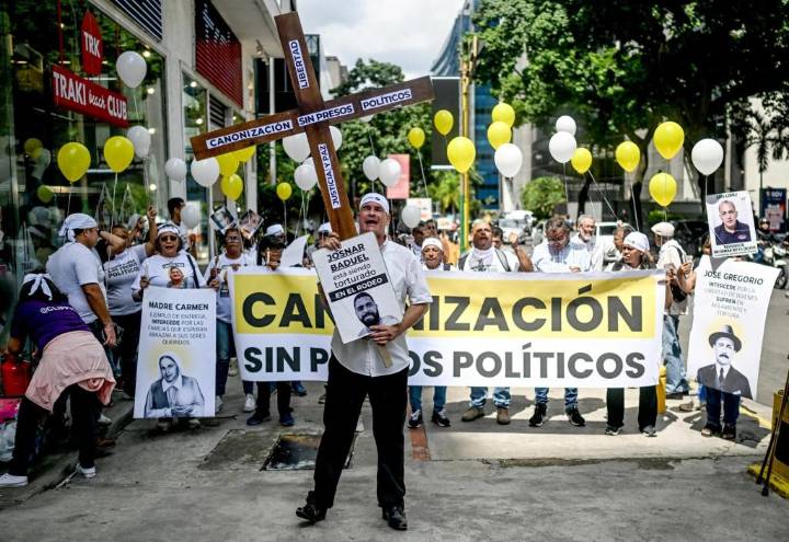 Families of Venezuela’s political prisoners rely on tidbits for proof loved ones are alive