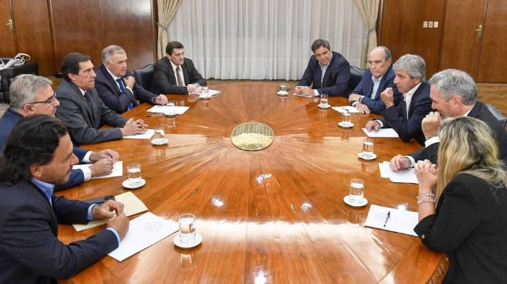 Más fondos discrecionales y negociación de deudas: las señales de Milei para atraer a los gobernadores