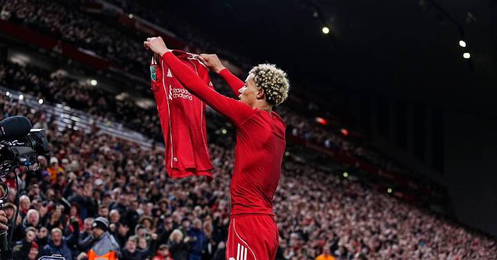 Liverpool: Hugo Ekitike se disculpa por festejo que le valió tarjeta roja y suspensión
