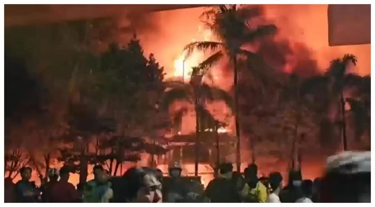 Tres muertos en incendio durante protestas en parlamento regional de Indonesia