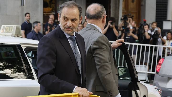El Supremo abre una nueva pieza para investigar el supuesto amaño de obras públicas que implica a Ábalos y Cerdán