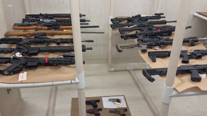 Arrestan a adolescente del estado de Washington por coleccionar armas e idolatrar a tiradores masivos