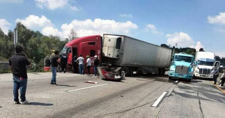 Fuerte accidente en la autopista México-Querétaro deja cuatro personas lesionadas