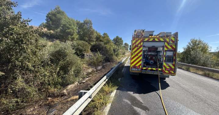 ¿Tiras colillas por la ventanilla del coche? Un cigarrillo sin apagar provoca un incendio en Lérida