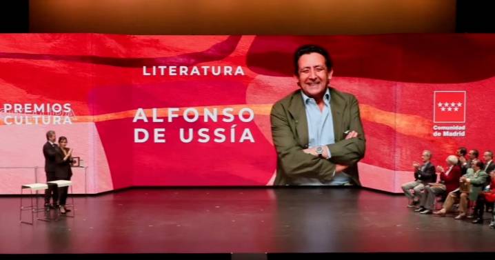 Gran ovación a Alfonso Ussía en los Premios de Cultura de Madrid: «Que se escuche en Santander este aplauso»