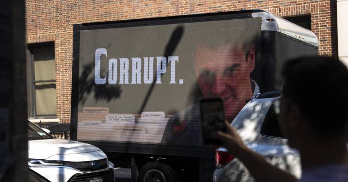 Hazte Oír lleva su cartel de «Sánchez corrupto» a Nueva York por la visita de Sánchez a la Asamblea de la ONU