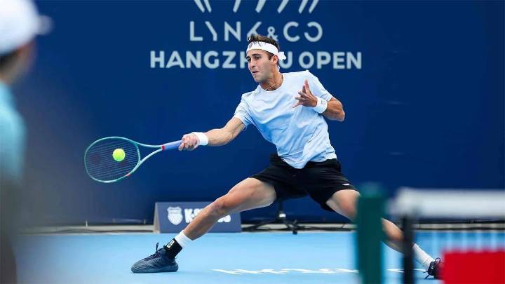 Etcheverry sigue de racha y se metió en los cuartos de final del ATP 250 de Hangzhou