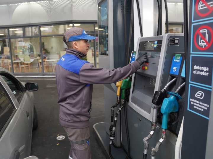Por la suba del dólar hubo aumentos en las naftas, pero las empresas ya no lo comunican