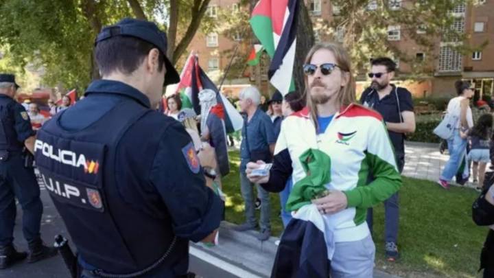 La Policía identifica al líder de Podemos en Castilla y León al intentar boicotear la Vuelta en Valladolid