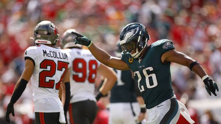 Eagles remain unbeaten by holding off Bucs 31