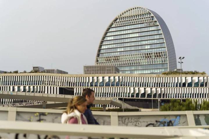 BBVA anuncia por sorpresa que repartirá un dividendo en efectivo de 32 céntimos a sus accionistas y a los de Banco Sabadell que acudan a la OPA