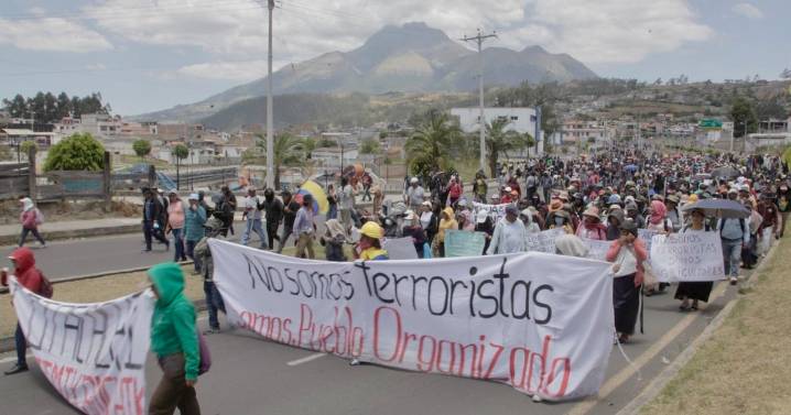 Violenta jornada en Ecuador por paro nacional: manifestante indígena fallecido y militares heridos en emboscada