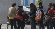 El trajín de recargar saldo en corredores: personal sin espacio fijo, largas colas y virtualidad aún en marcha