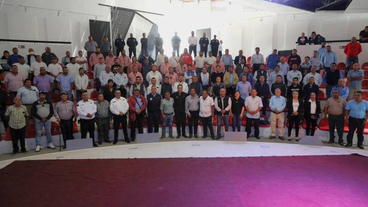 Capacitan a más de 100 operadores del transporte público en Pachuca