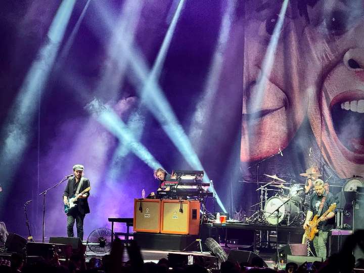 Supergrass celebra 30 años de I Should Coco con un vibrante concierto en el Teatro Metropolitan