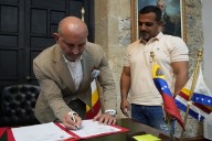 Acuerdo firmado con inversionistas nacionales para la explotación de canteras en La Guaira