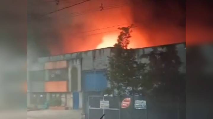¡Urgente! Voraz incendio en Guayabal